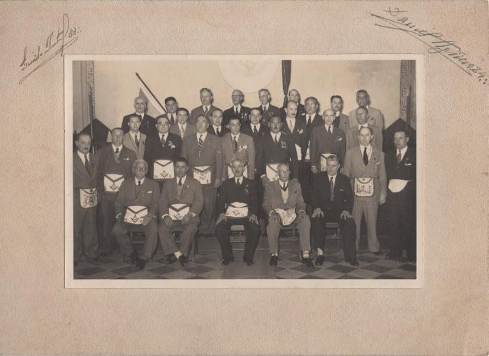 Grupo de personas con paramentos y distintivos.
