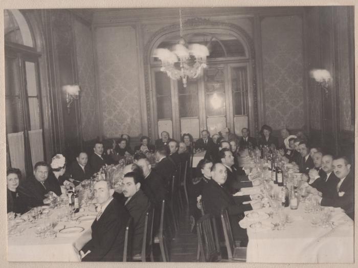 Grupo de personas en un comida.