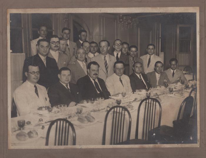 Grupo de personas en un restaurante.