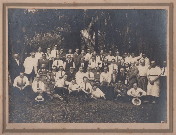 Grupo de personas en un parque.