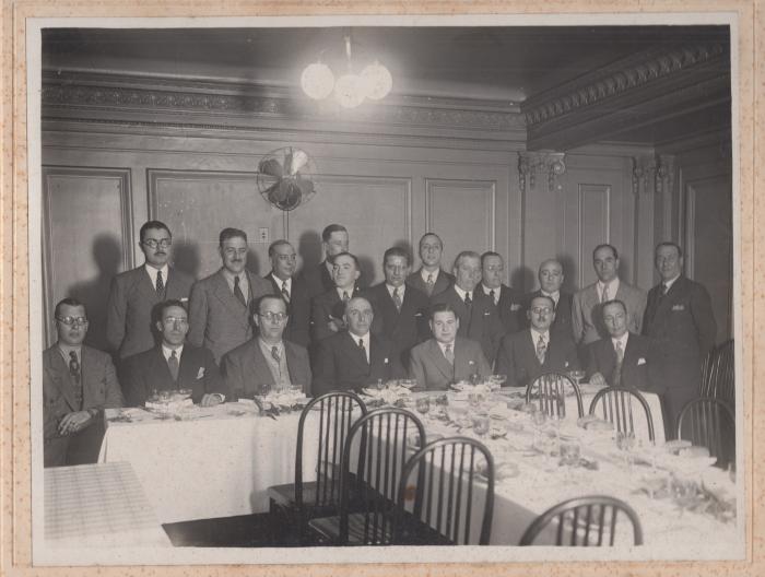 Grupo de personas sentadas en un restaurante.