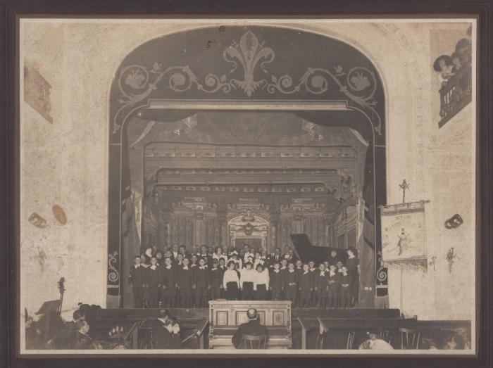Coro en un escenario.