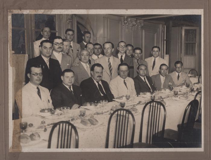 Grupo de personas en un restaurante.