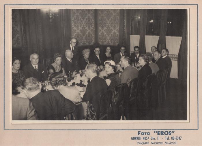 Grupo de personas en una comida en el Club Francés.